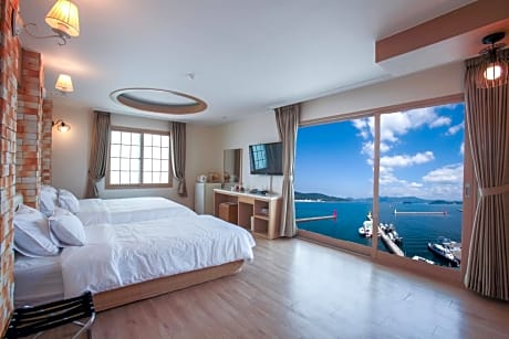 Deluxe Triple Room with Ocean View  