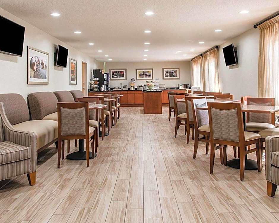 Quality Inn & Suites Warren