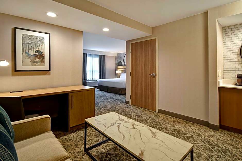 DoubleTree by Hilton St. Louis-Airport