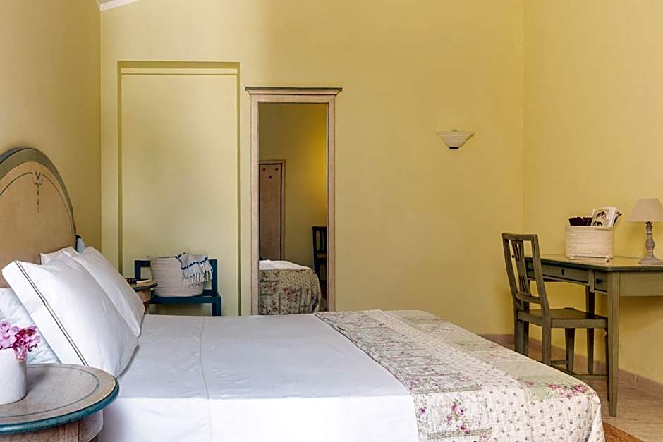 Hotel with swimming pool immersed in the typical Tuscan countryside just 5 minutes from Massa Marittima