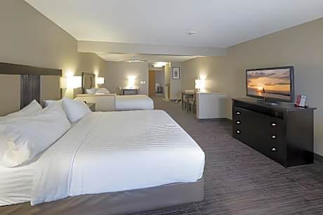 1 King 1 Queen Bed 1 Bedroom Suite Courtyard View