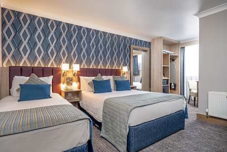 Interconnecting Family Room