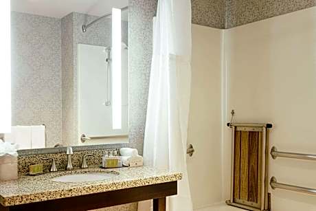 2 Queen Mobility/Hearing Accessible W/Bathtub