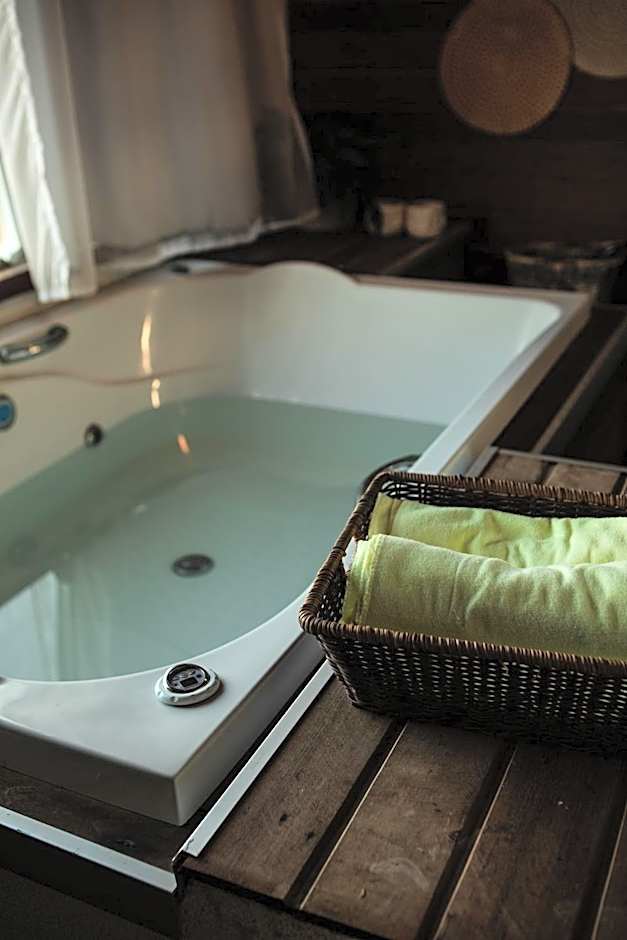 Casa com 5 suítes, sauna, piscina e área gourmet