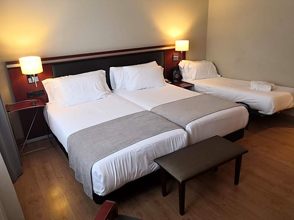 Photo 1 of 5 of Triple Room