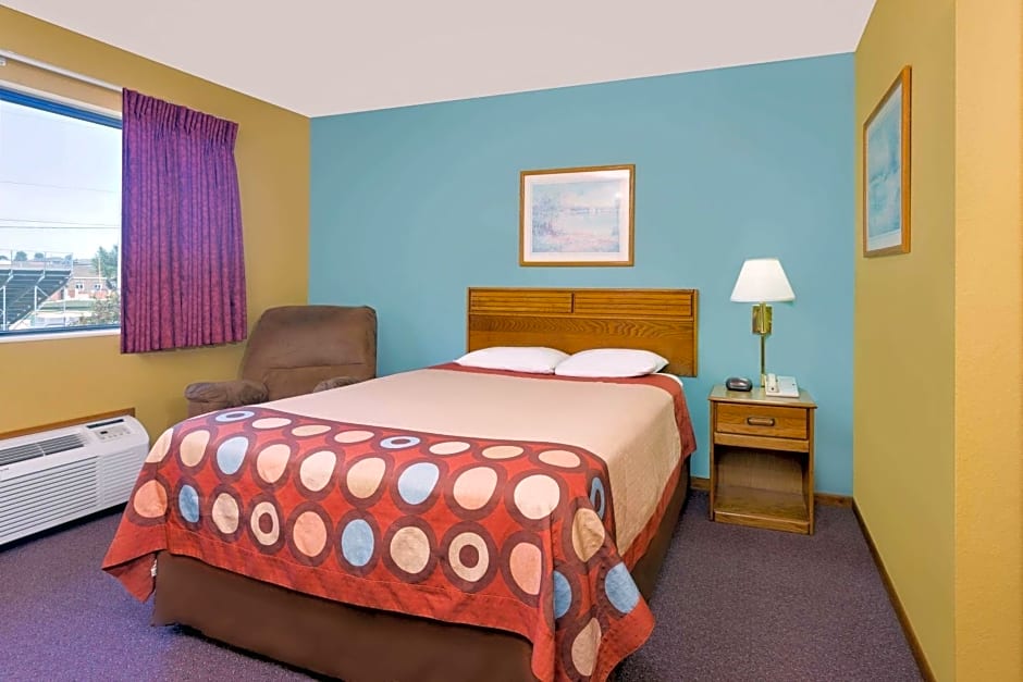 Super 8 by Wyndham Dyersville