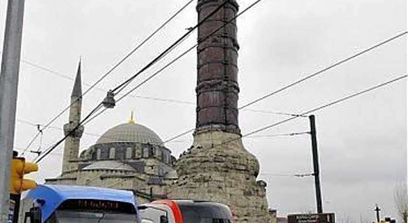 DELUXE NEWPORT HOTEL