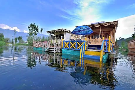 Golden Hopes Group of Houseboats