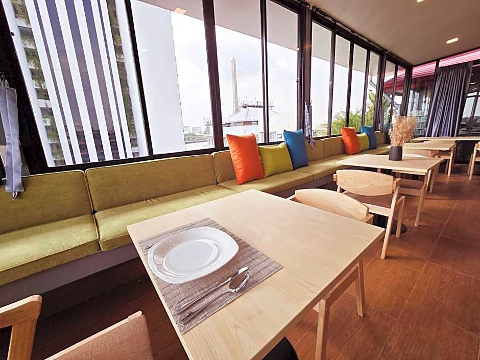 Red Door Samsen Hotel