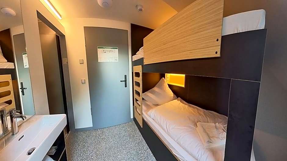 Foto 1 dari 2 — Small Single Room