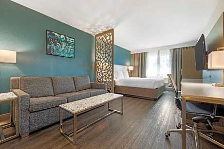 King Suite - Non-Smoking