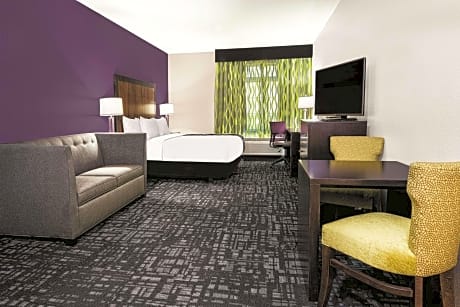 Deluxe King Suite with Bath Tub - Mobility/Hearing Access - Non-Smoking