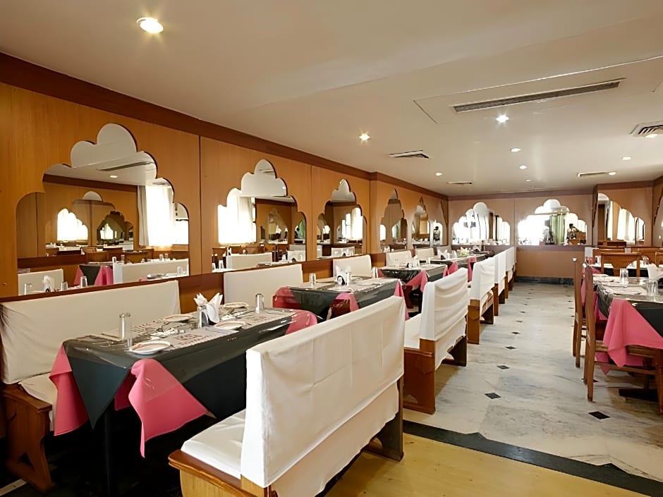 Hotel Raj Vilas Place