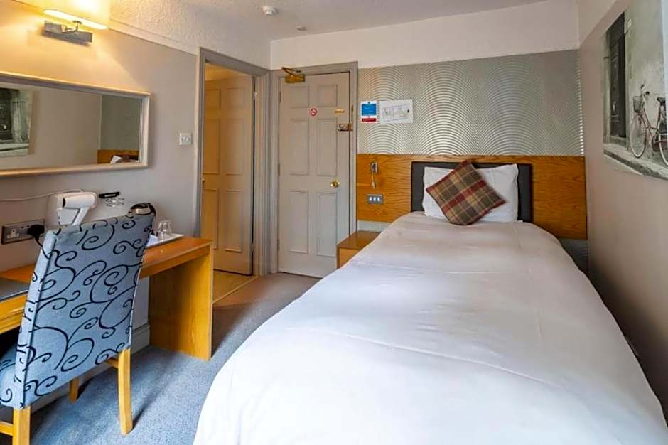 OYO The Red Lion Hotel