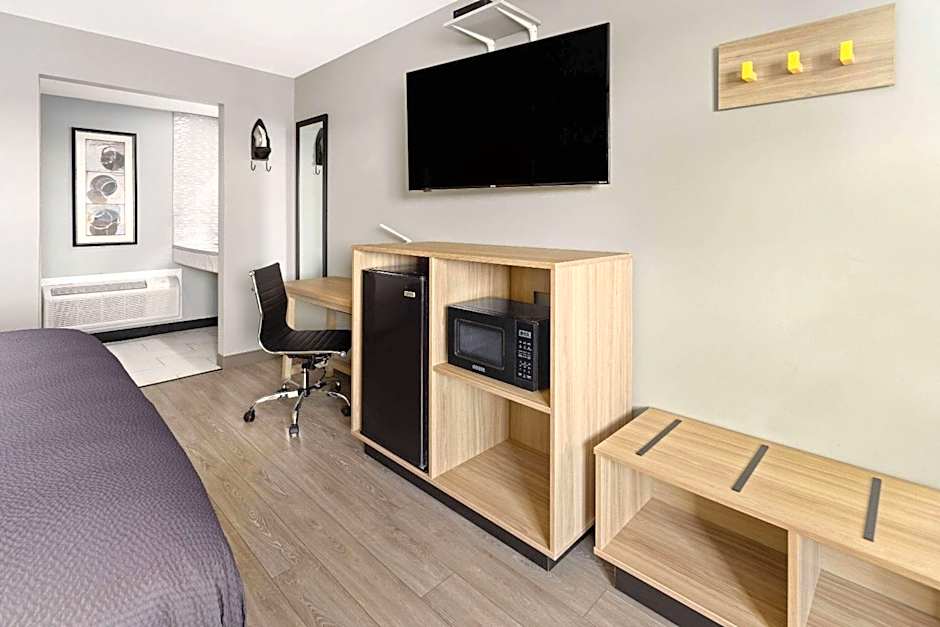 Super 8 by Wyndham Hazleton