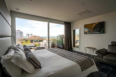 Deluxe Suite with Beach Access