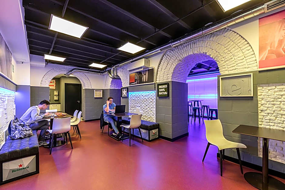 Art Seven Hostel Capsules