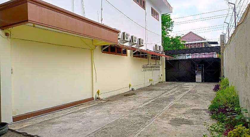 RedDoorz near Tirtonadi Park Solo