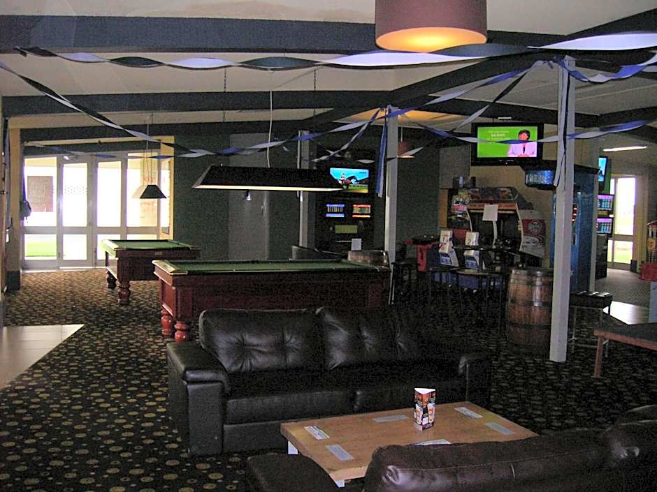 Overlander Hotel Motel