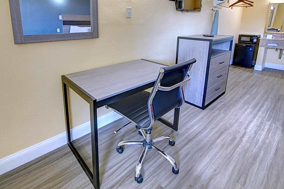 Econo Lodge at Military Circle