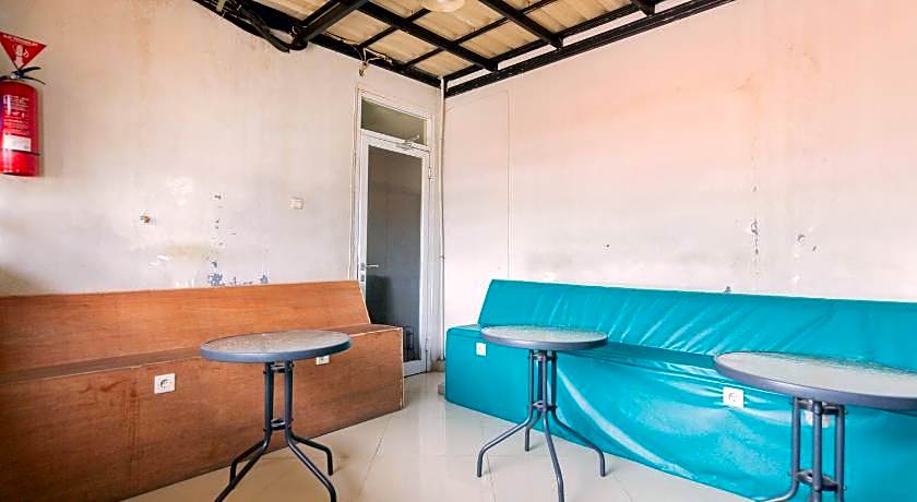 RedDoorz Plus Syariah near Mall Pondok Indah