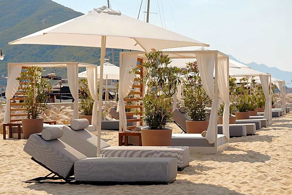 Lazure Hotel & Marina