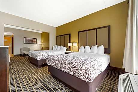 SUITE-2 QUEEN BEDS,NSM,HI SPD NET,2ND BED SOFA,MICRFRG,HAIR,FULL BREAKFAST