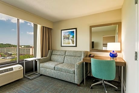 1 KING MOBILITY/HEARING ACCESS TUB SUITE NS