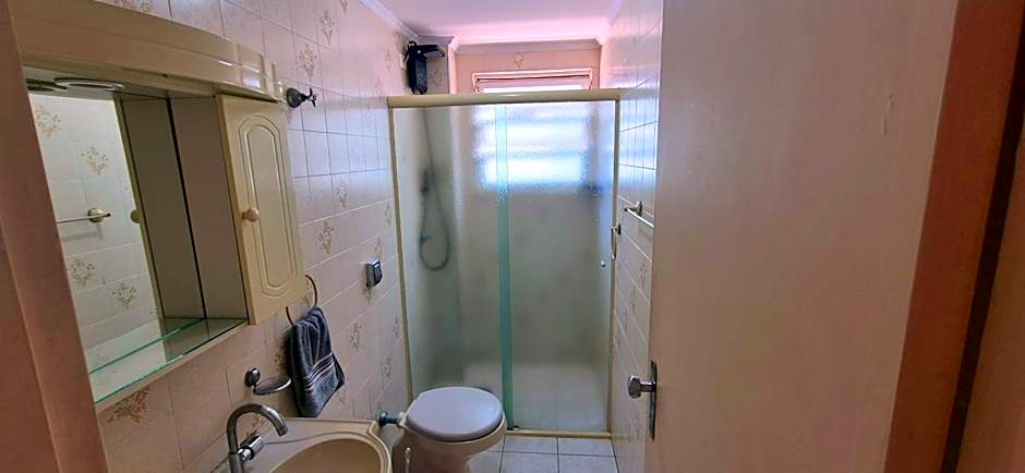 ESD01- Ar Condicionado 5min a pé da Praia da Enseada, Apartamento