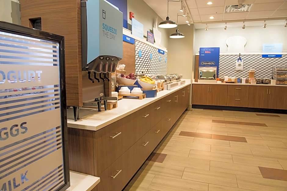 Holiday Inn Express And Suites Warsaw - E- Center By IHG