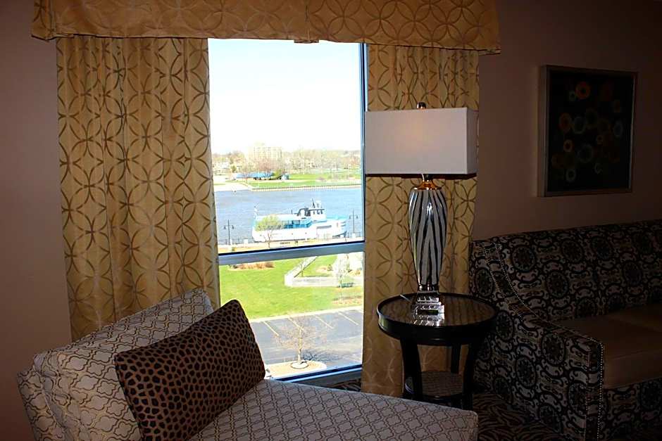 DoubleTree By Hilton Bay City Riverfront