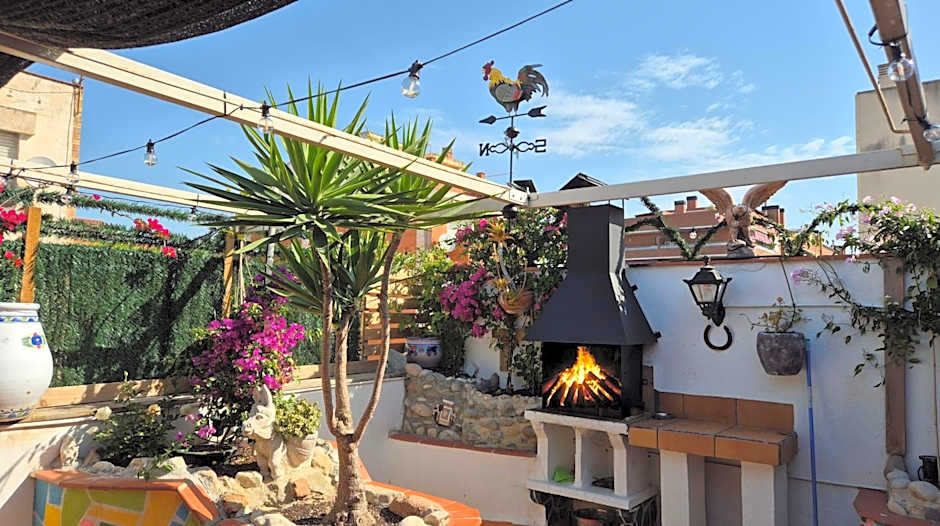 Attic,Terrace & BBQ, Airport 15 Min, Cruise-Port 30 min, Fácil enlace Metro Barcelona