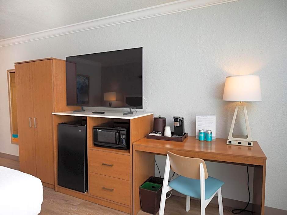 Dolphin Sands Clearwater Beach, an Ascend Collection Hotel