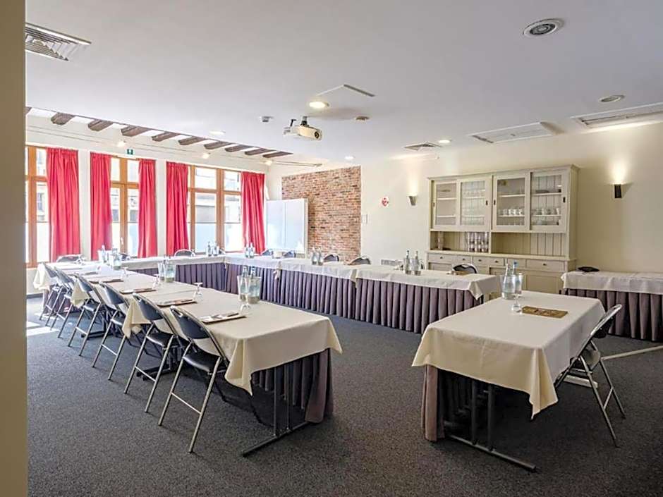 Budget Rooms by Ghent River