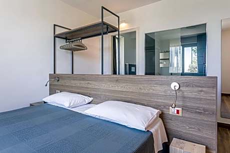 Insula Felix - Deluxe Triple Room with Sea View