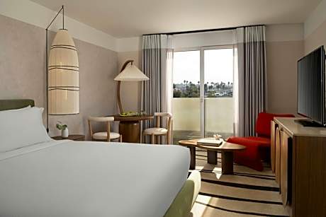 King Room with City View - Mobility and Hearing Accessible with Roll-in Shower