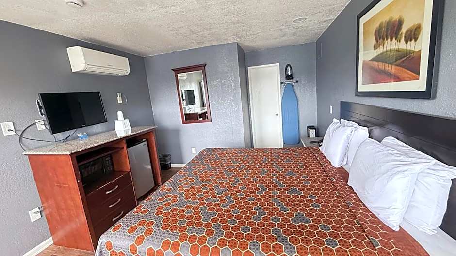 Fireside Inn By The Beach Boardwalk & Bowling