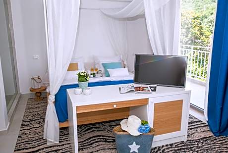 Deluxe Double Room with Balcony and Sea View