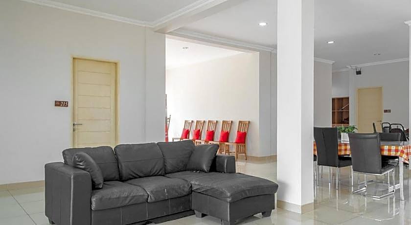 RedDoorz near Siloam Karawaci 3