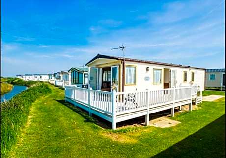 MP503 - Camber Sands Holiday Park - Sleeps 8 - Large Gated Decking - Amazing views