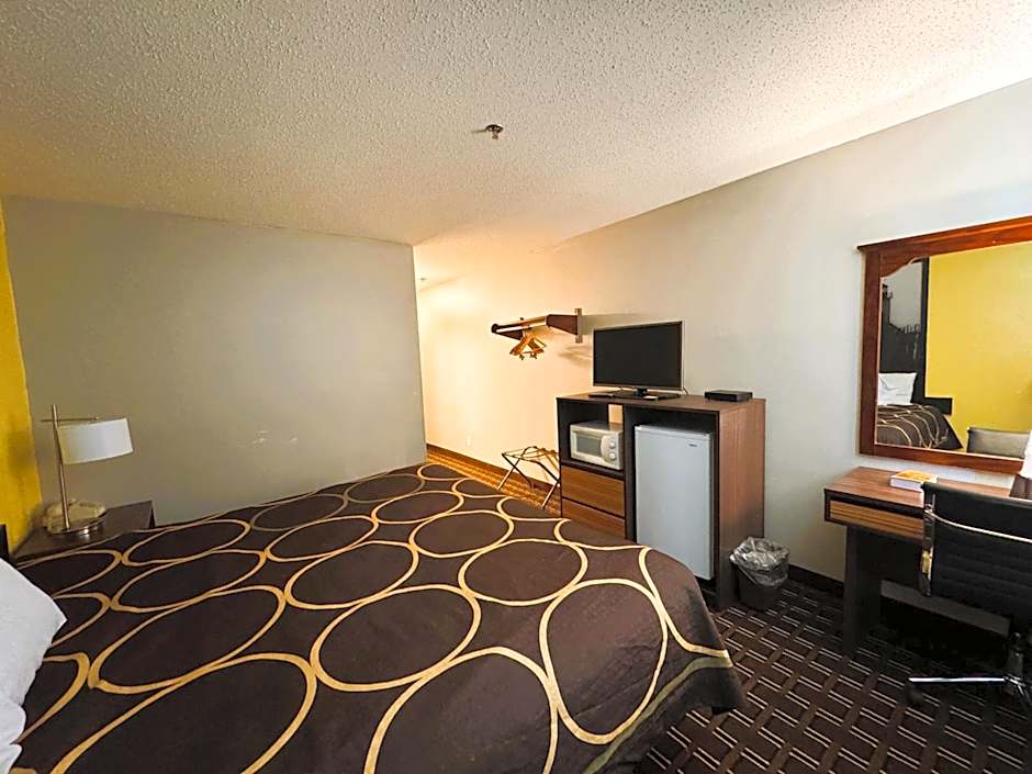 Super 8 by Wyndham Reedsburg