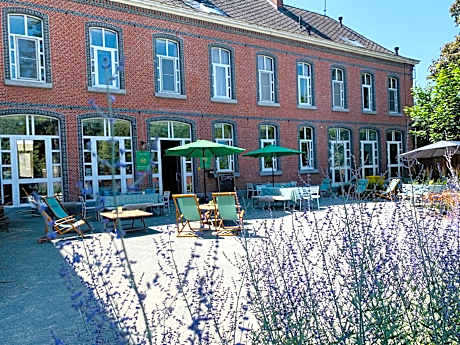 De Lotuspoort met Mihr's B&B in de Abdij van Bornem