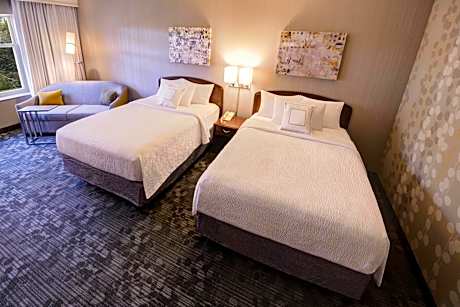 Larger Guest room, 2 Queen, Sofa bed
