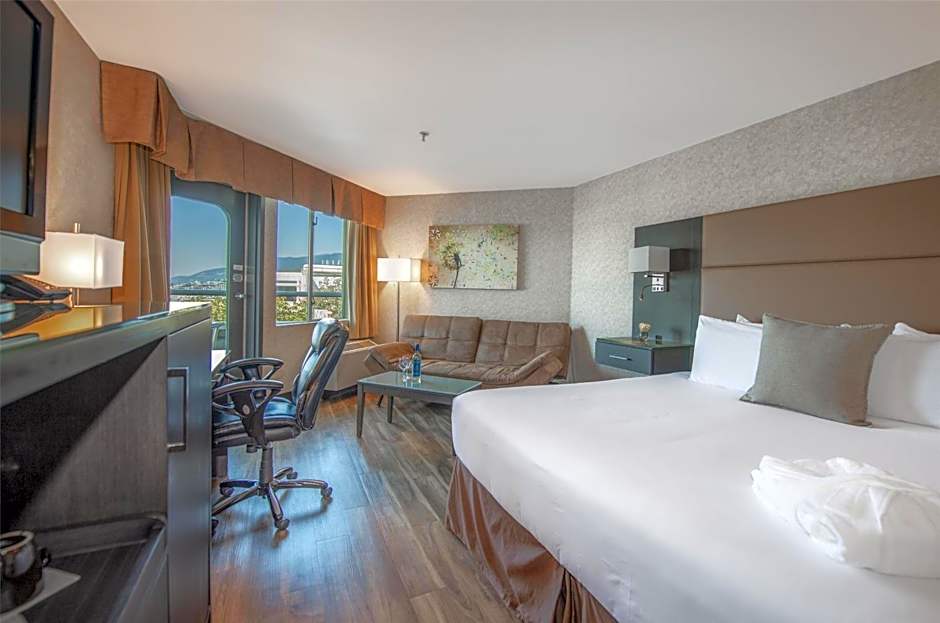 Coast Lonsdale Quay Hotel