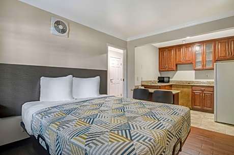 1 King Bed | Non-Smoking, Kitchen