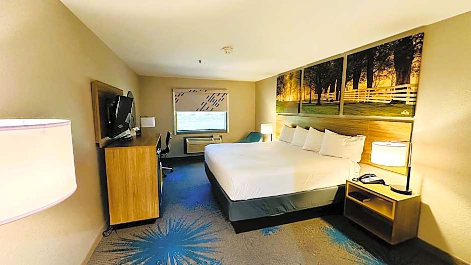 Days Inn & Suites by Wyndham Wynne