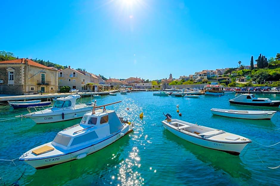 Apartments & Rooms Mihajica