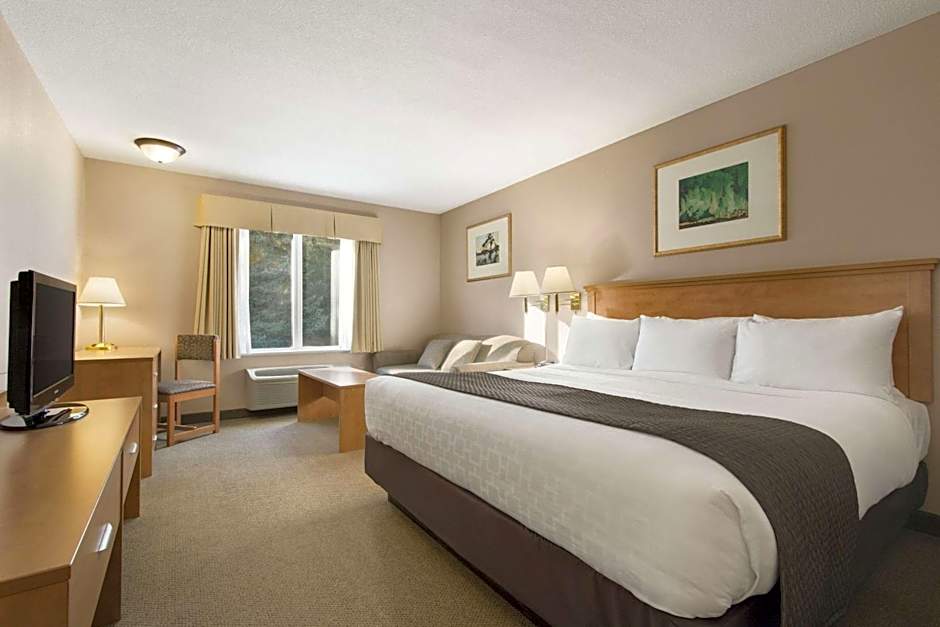 Days Inn & Suites by Wyndham Thunder Bay