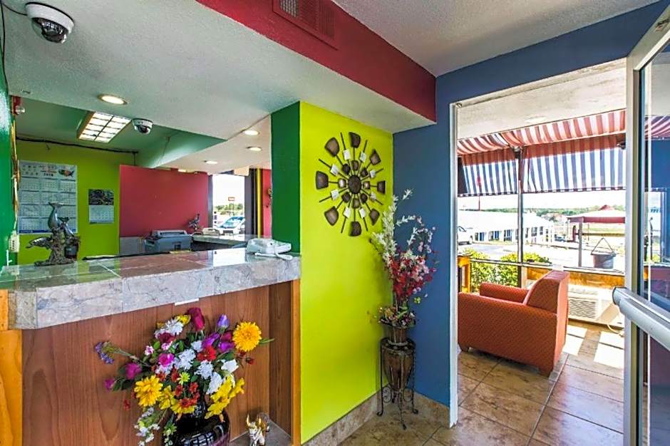 Econo Lodge Inn & Suites Macon