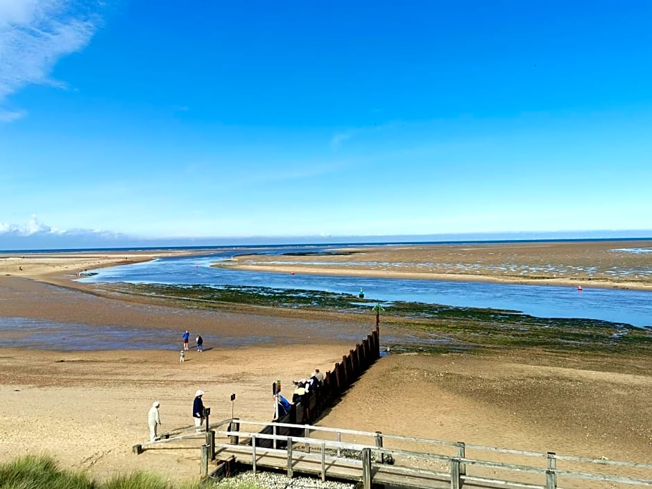 AnchorageWells Entire Cottage OR a King Ensuite on Room Only